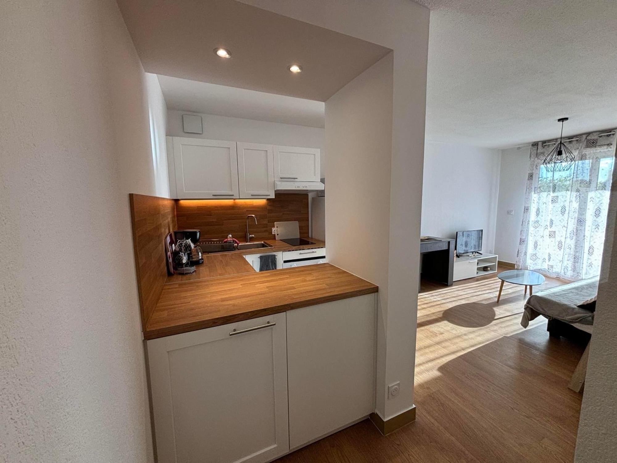 Location D'Un Superbe Appartement Avec Piscine 로크부른수르알젠스 외부 사진